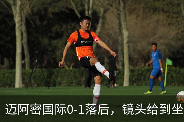迈阿密国际0-1落后，镜头给到坐在替补席嚼着口香糖的梅西
